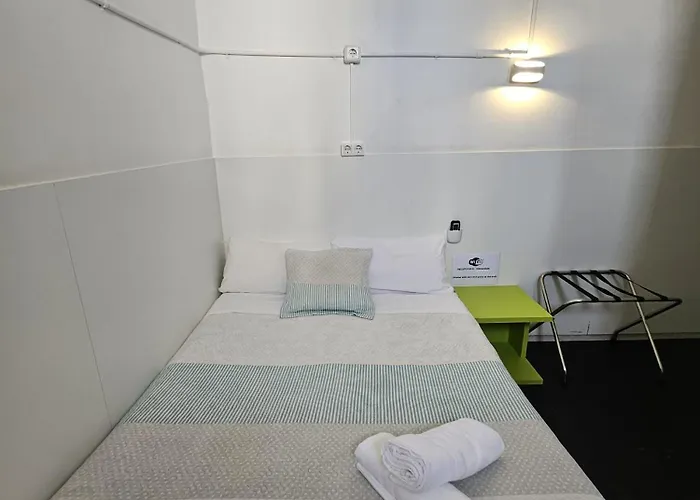 Central And Basic Universitat For Young Hostel Barcellona